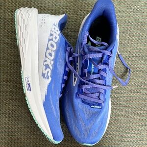 Brooks launch 11 - womens size 8 - lightly worn -